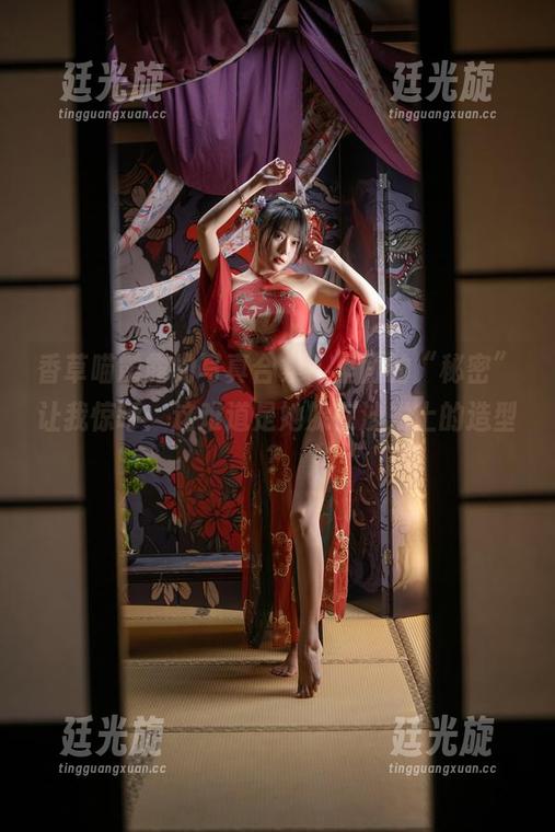 香草喵露露的写真合集，里面的“秘密”让我惊呼：这难道是她躲在沙发上的造型？