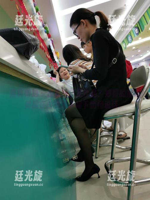 魔镜街拍 - 是福利还是作品？婷婷的黑丝美腿在白色吊带裙下悄悄说话。