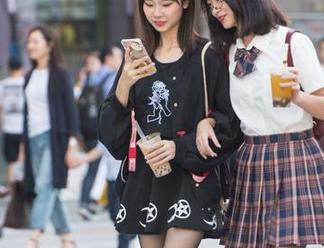 商场里，那双黑丝小腿——魔镜街拍给你意外的福利图片！
