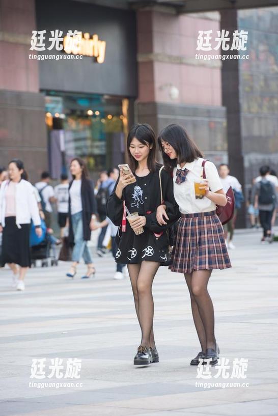 商场里，那双黑丝小腿——魔镜街拍给你意外的福利图片！