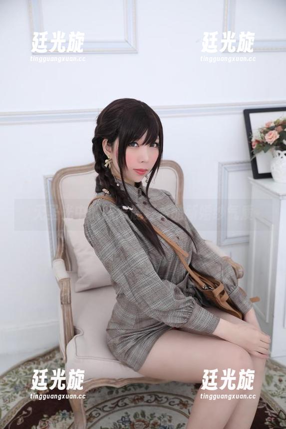 无圣光中的疏离鹿野希的新婚纱气质
